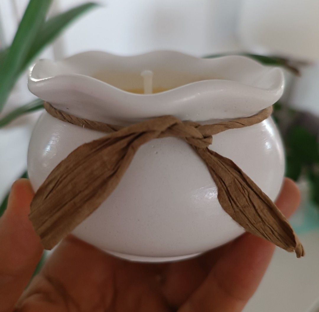 Vela de soja en contenedor blanco