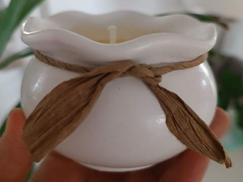 Vela de soja en contenedor blanco
